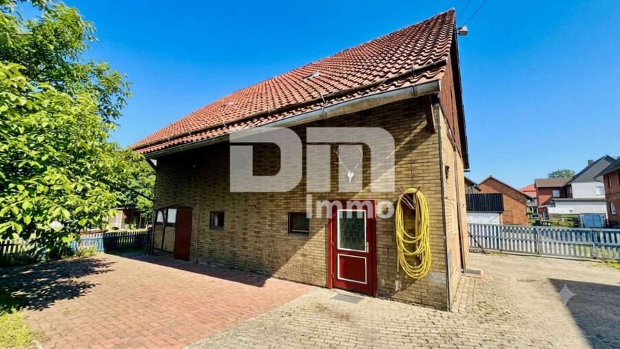 Charmantes Einfamilienhaus/Resthof mit viel Platz, modernisierter Technik und idyllischem Garten - Nebengebäude / Scheune Seitenansicht